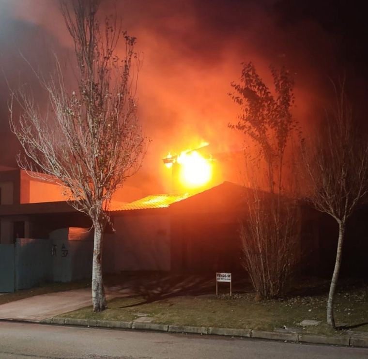 Chalé é atingido por incêndio no Laranjal, em Pelotas 