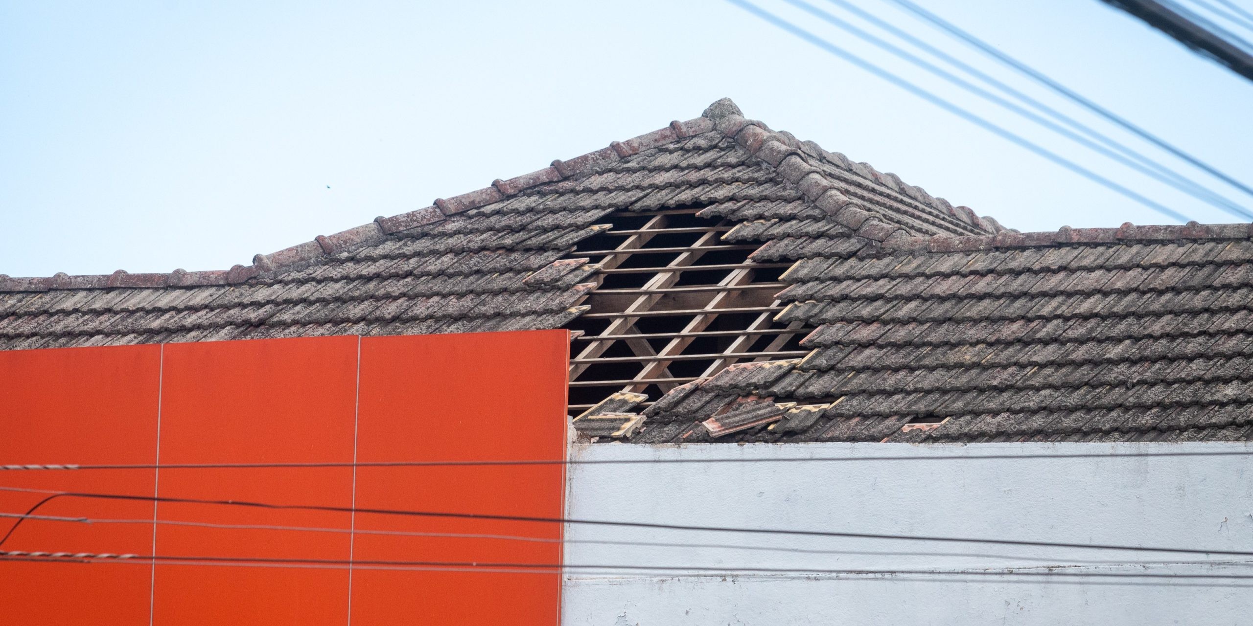 Reforma do telhado de escola atingida por ciclone em Pelotas começará nessa segunda-feira