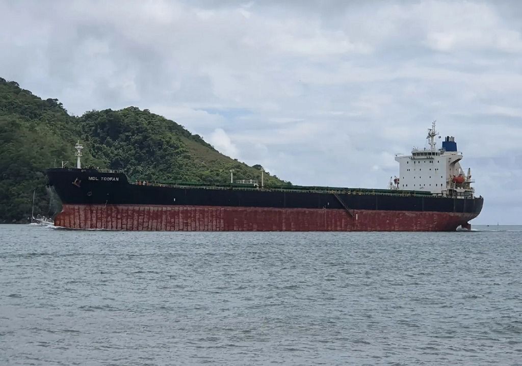 Navio destinado a Rio Grande atravessa estreito em meio a tensões no Oriente Médio