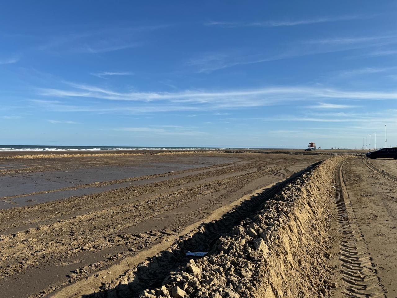Prefeitura reforça contenção na orla do Cassino após avanço de barro causado pela ressaca