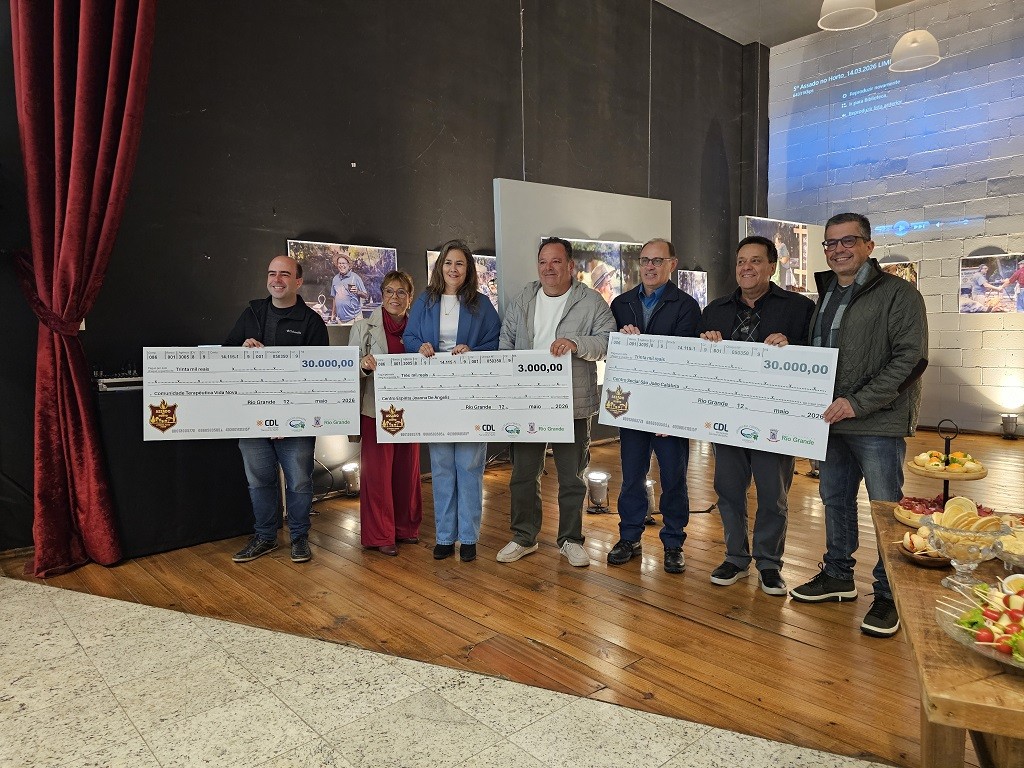 Assado no Horto realiza entrega de valores obtidos à entidades e inaugura exposição do fotógrafo Guga Volks
