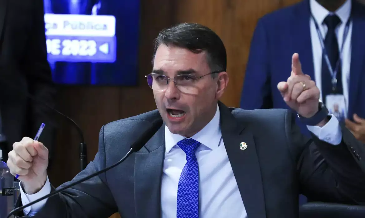 Flávio Bolsonaro admite pedido de patrocínio a Daniel Vorcaro para filme sobre Jair Bolsonaro