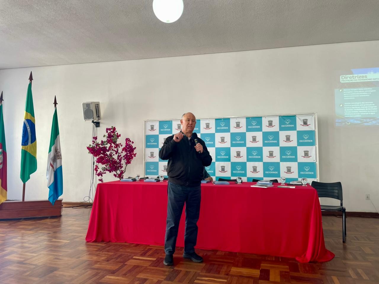 Pepe Vargas apresenta relatórios do Pacto RS 2025 com propostas para desenvolvimento e resiliência climática