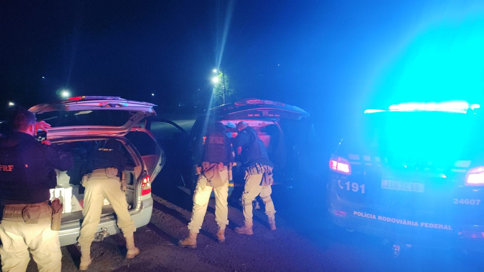 PRF prende traficantes e apreende drogas, dinheiro, arma e mercadorias ilegais durante Operação Fronteira no RS