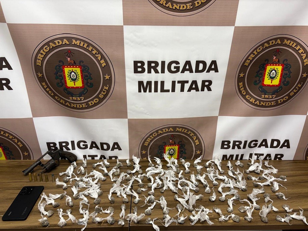 5º BPChq prende jovem por tráfico e porte ilegal de arma, no bairro Castelo Branco