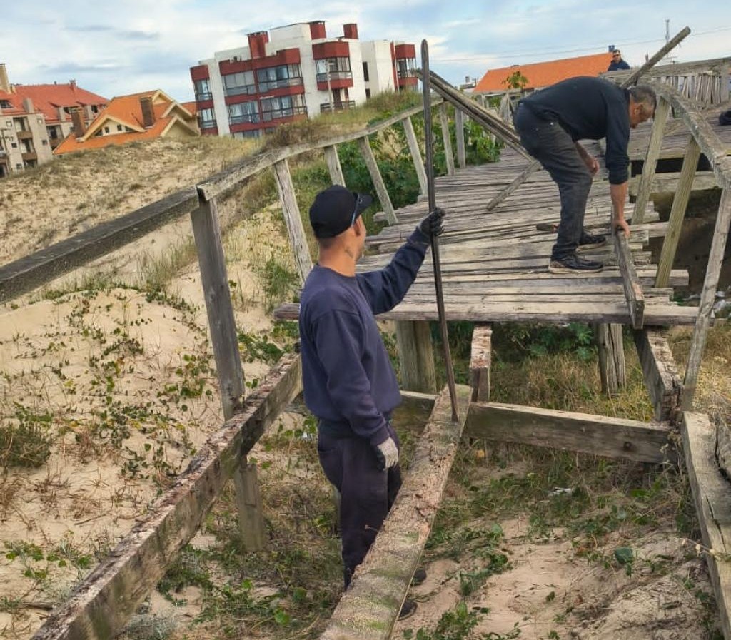 Prefeitura inicia revitalização de passarela de acesso à Praia do Cassino