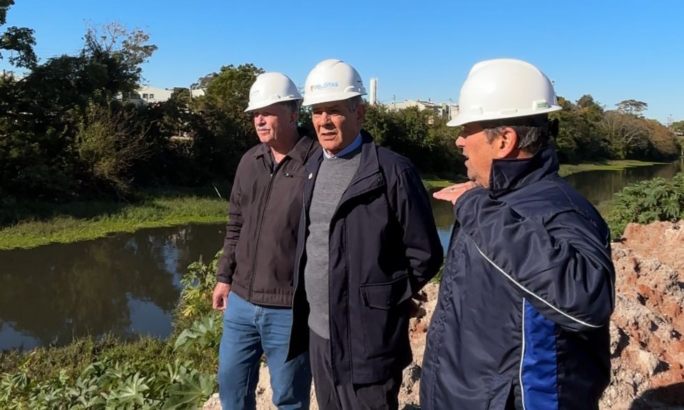 Prefeito Fernando Marroni acompanha construção de casa de bombas em Pelotas