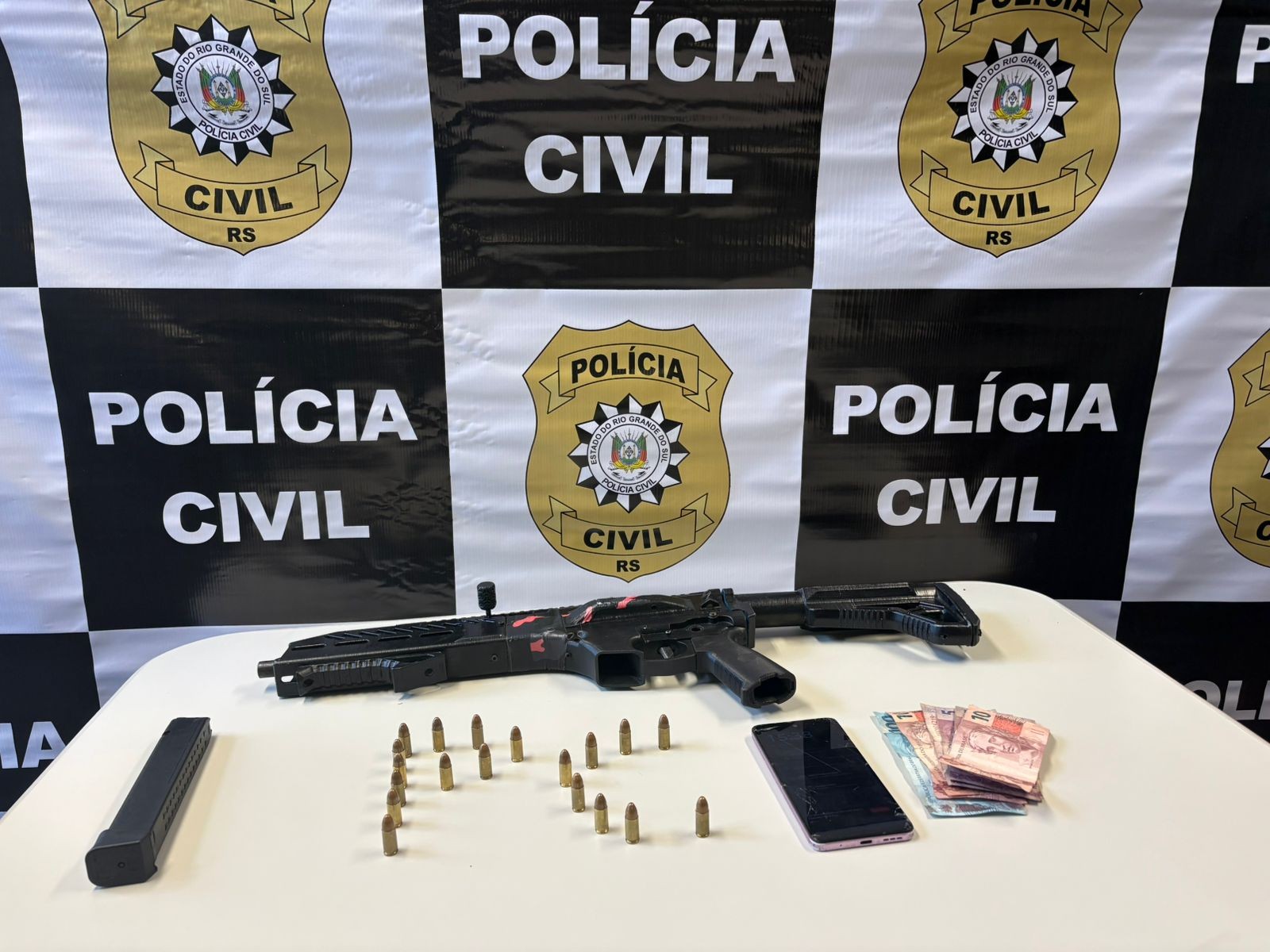 Homem é preso por posse ilegal de arma durante operação da DEAM em Rio Grande