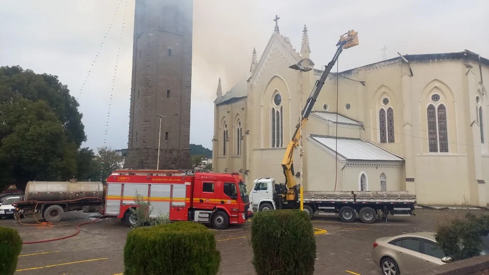 Incêndio de grandes proporções atinge Igreja Matriz de Flores da Cunha 