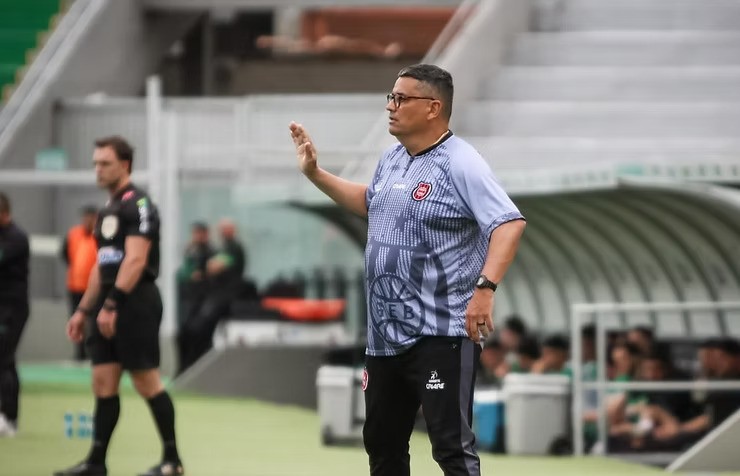 Brasil de Pelotas demite o técnico Gilson Maciel