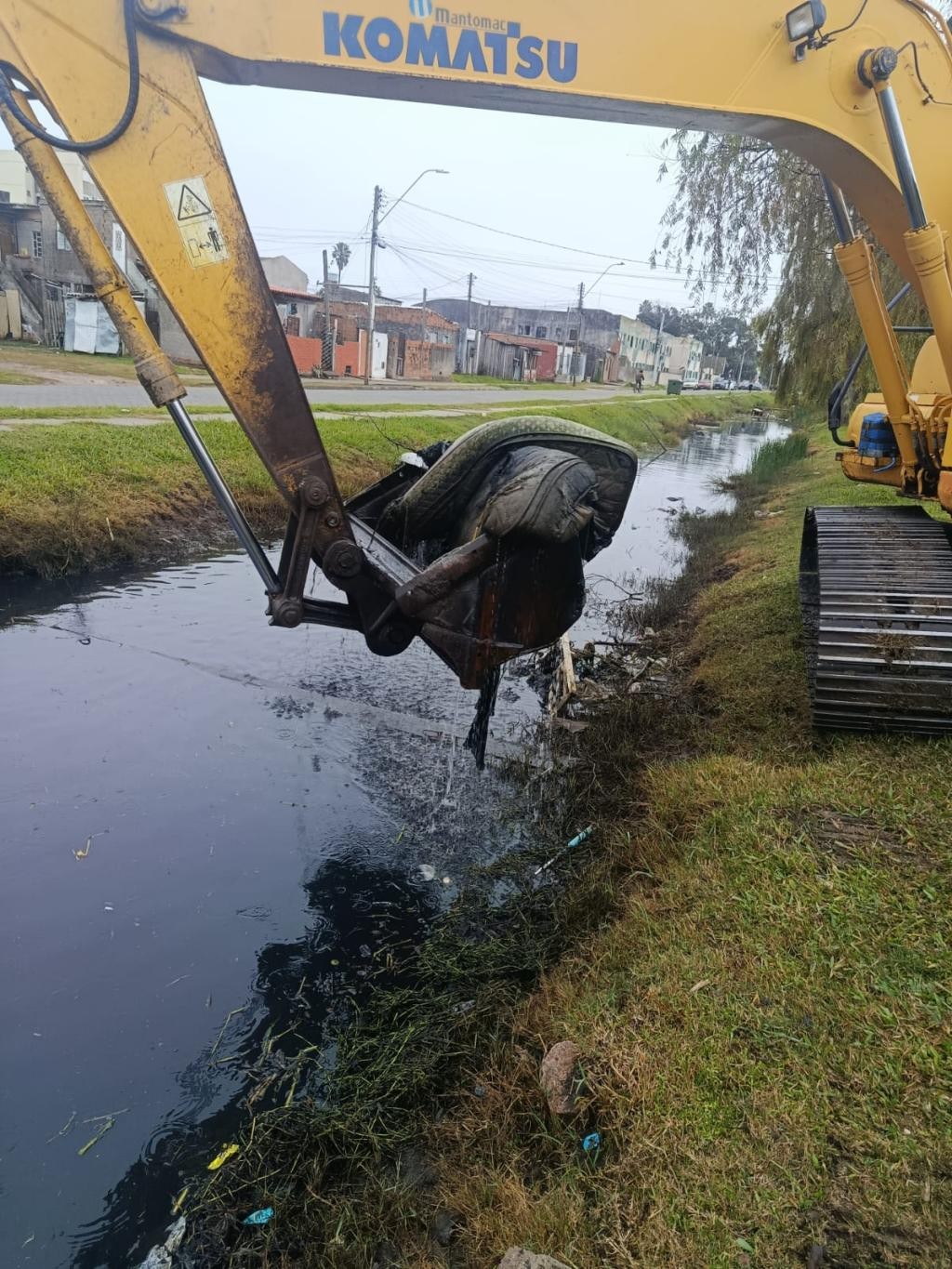 Prefeitura realiza limpeza de canaletes e alerta para descarte irregular de lixo