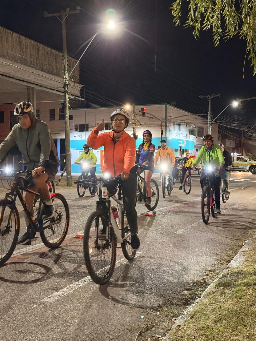 Pedal Noturno reúne ciclistas e reforça conscientização no trânsito no Maio Amarelo