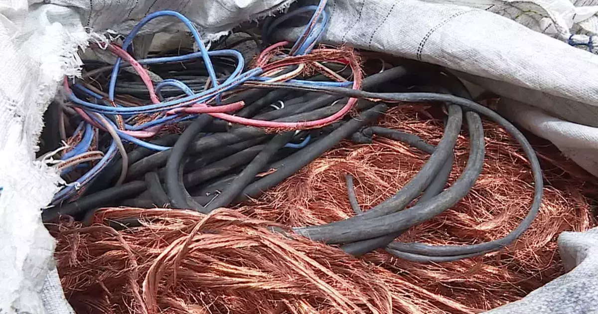 Moradores do bairro Navegantes relatam medo e insegurança após sequência de furtos de fios e tentativas de invasão