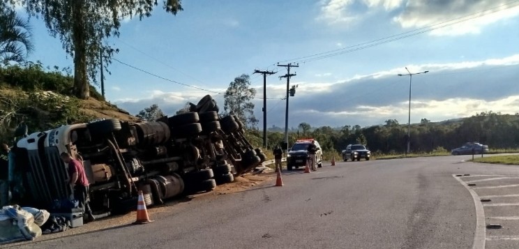 Caminhão carregado de soja tomba próximo à Morro Redondo