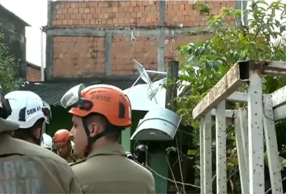 Avião de pequeno porte cai sobre residência e deixa um morto em Nova Iguaçu
