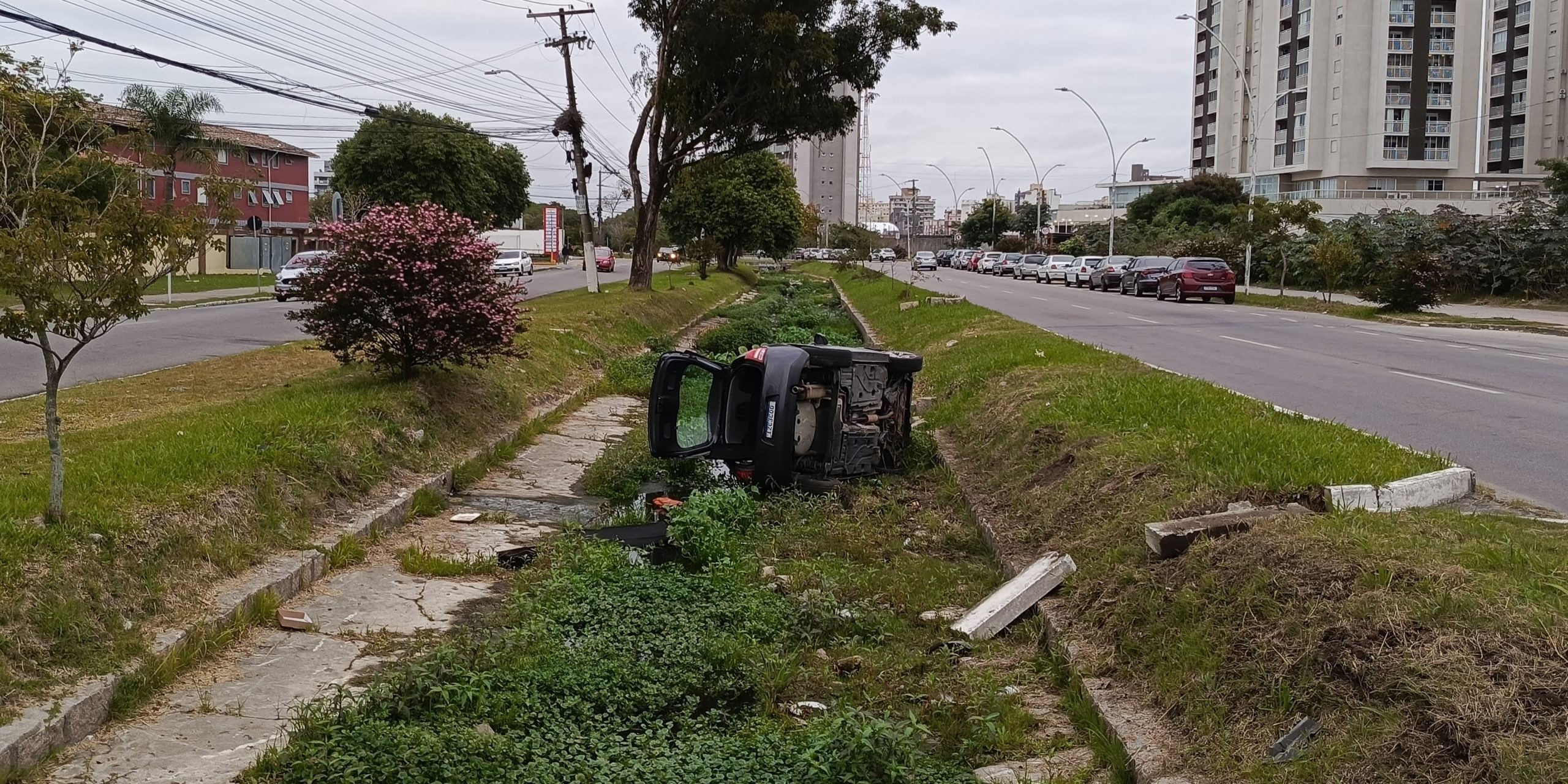 Após acidente, motorista abandona carro no Canal do Pepino em Pelotas