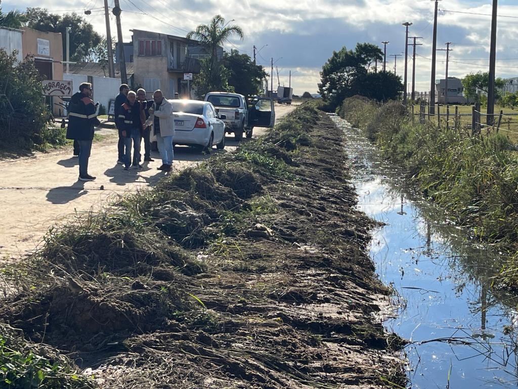 Secretaria do Cassino intensifica ações de limpeza e manutenção em preparação para o período de chuvas no município 