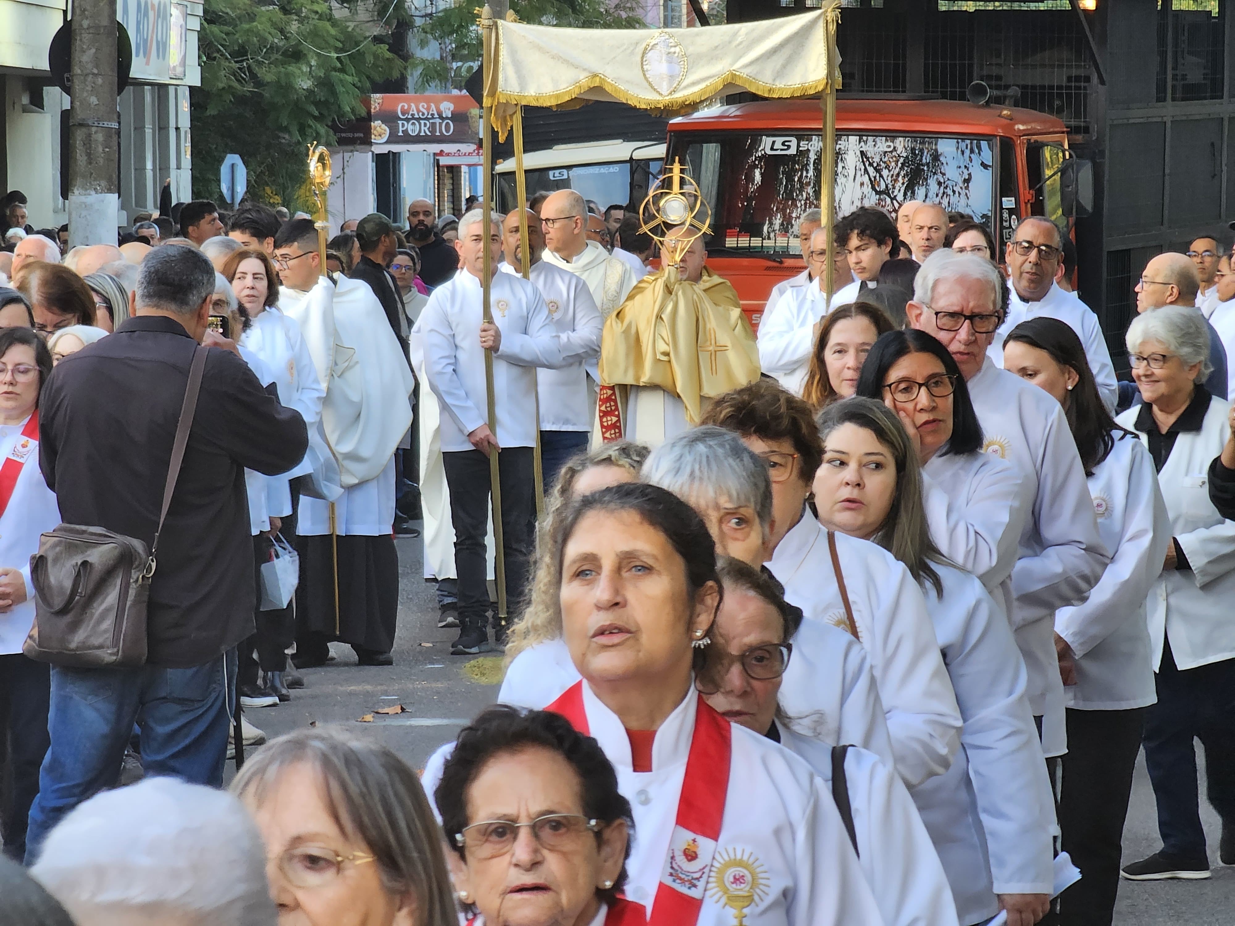 Fiéis celebram Corpus Christi com procissão e gesto de solidariedade em Rio Grande