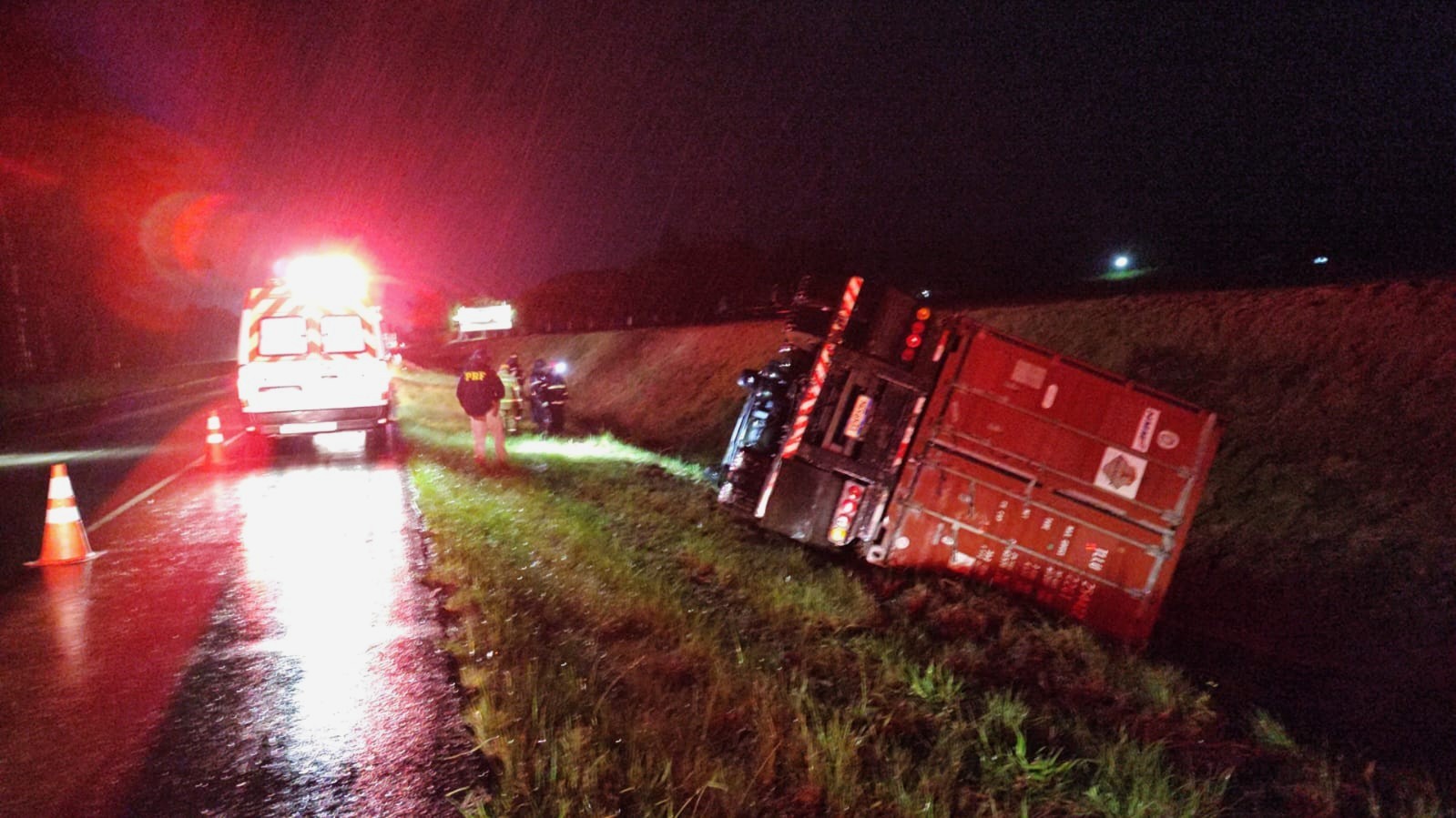 Motorista tomba caminhão e morre na BR-116