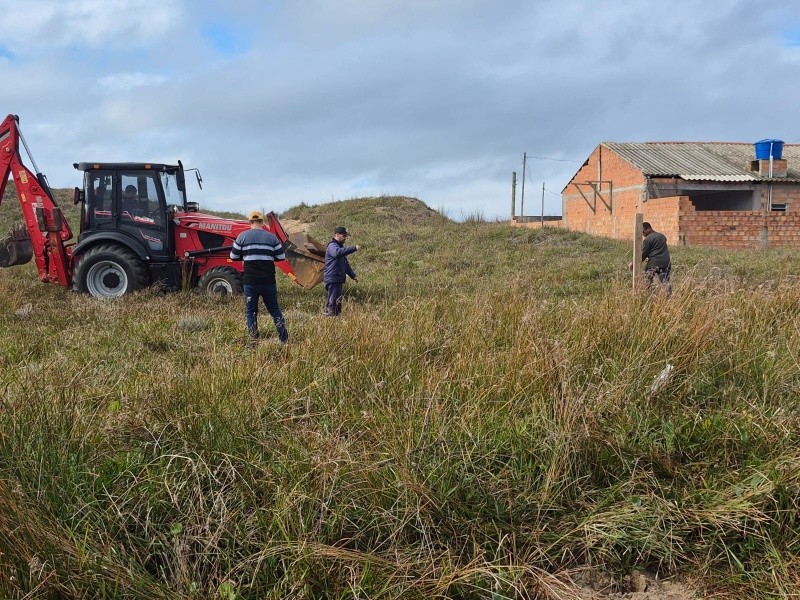 Prefeitura de São José do Norte remove cercamentos irregulares em área de preservação no Balneário Mar Grosso
