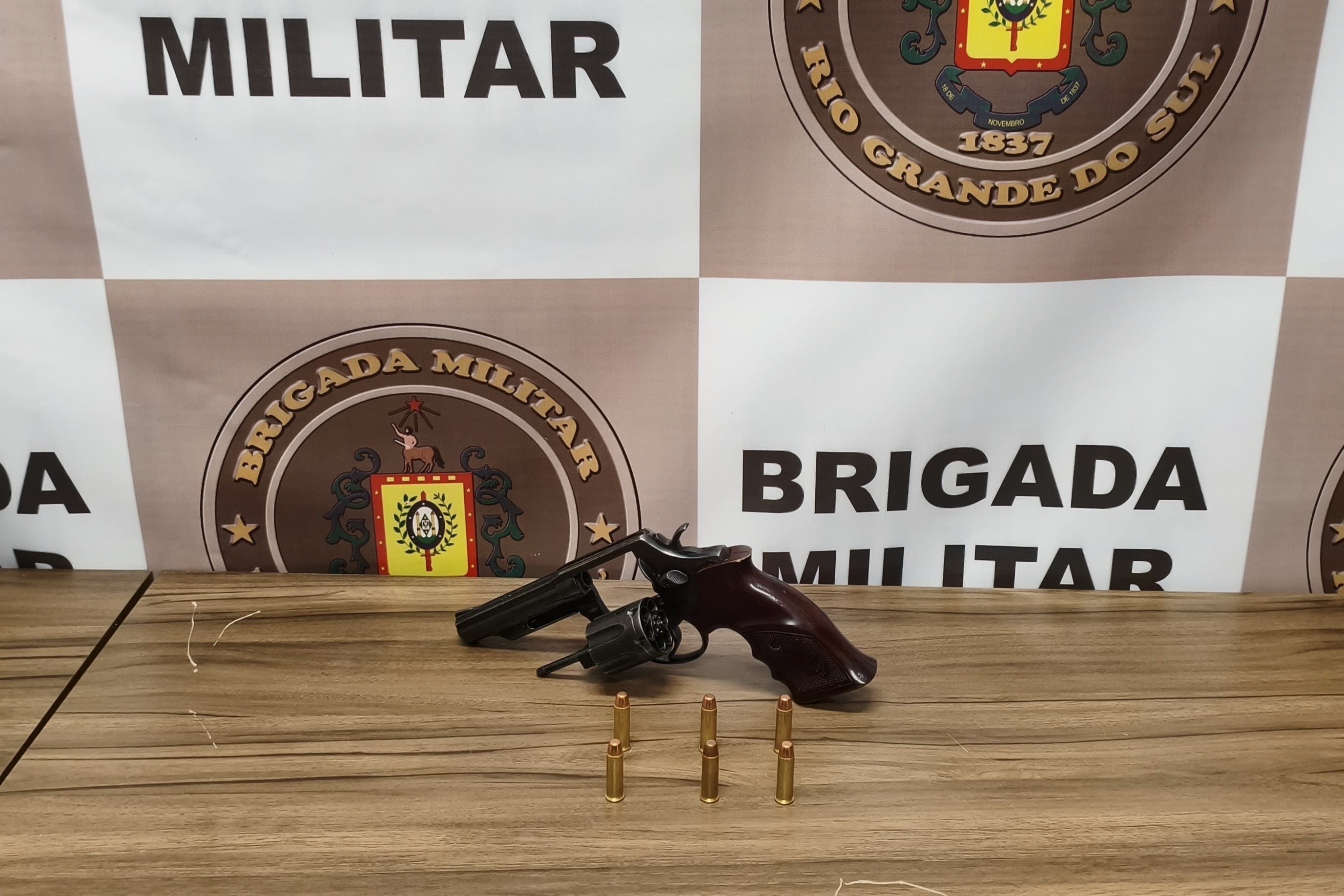  Brigada Militar prende homem por porte ilegal de arma e recaptura foragido