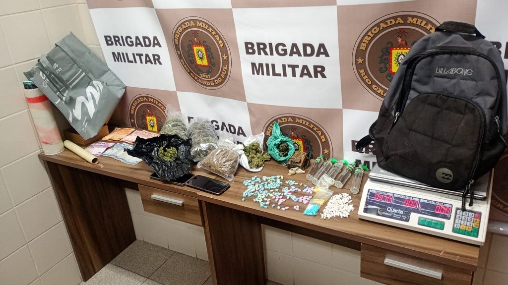 5º BPChq prende dupla por tráfico de drogas, em Rio Grande