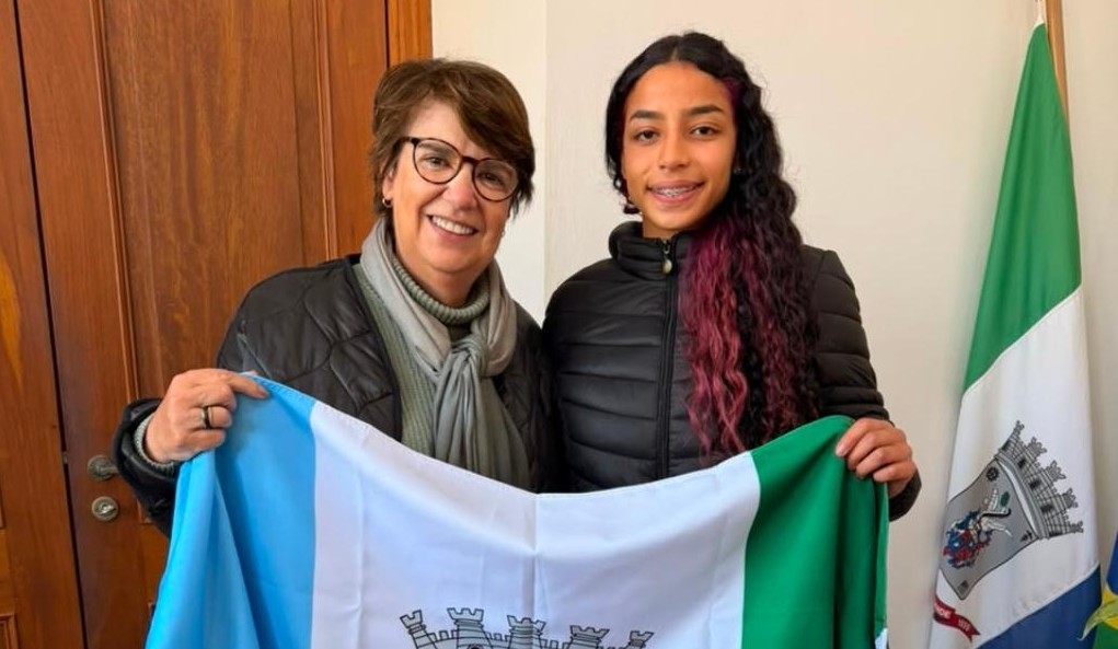 Lavinya Mota recebe bandeira de Rio Grande antes de representar o Brasil na Tailândia