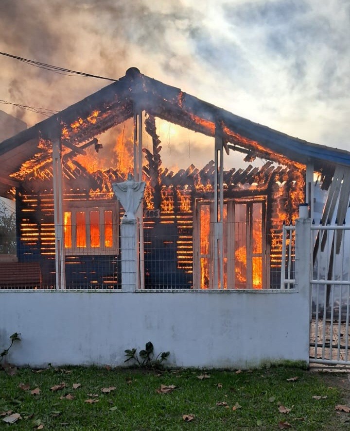 Incêndio destrói casa de madeira, no Cassino