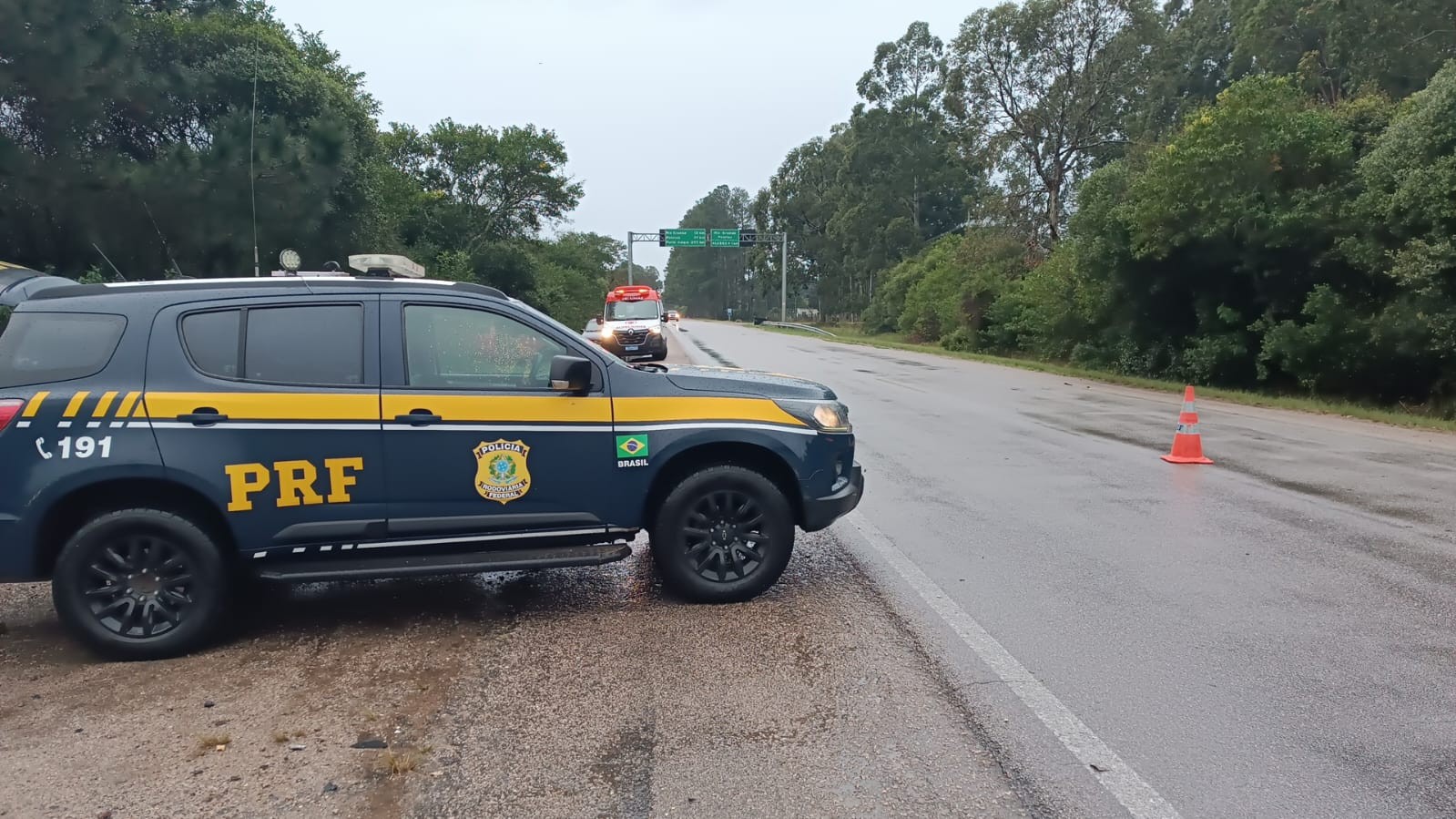 Colisão frontal entre carro e moto resulta em morte de motociclista, na BR 471, em Rio Grande