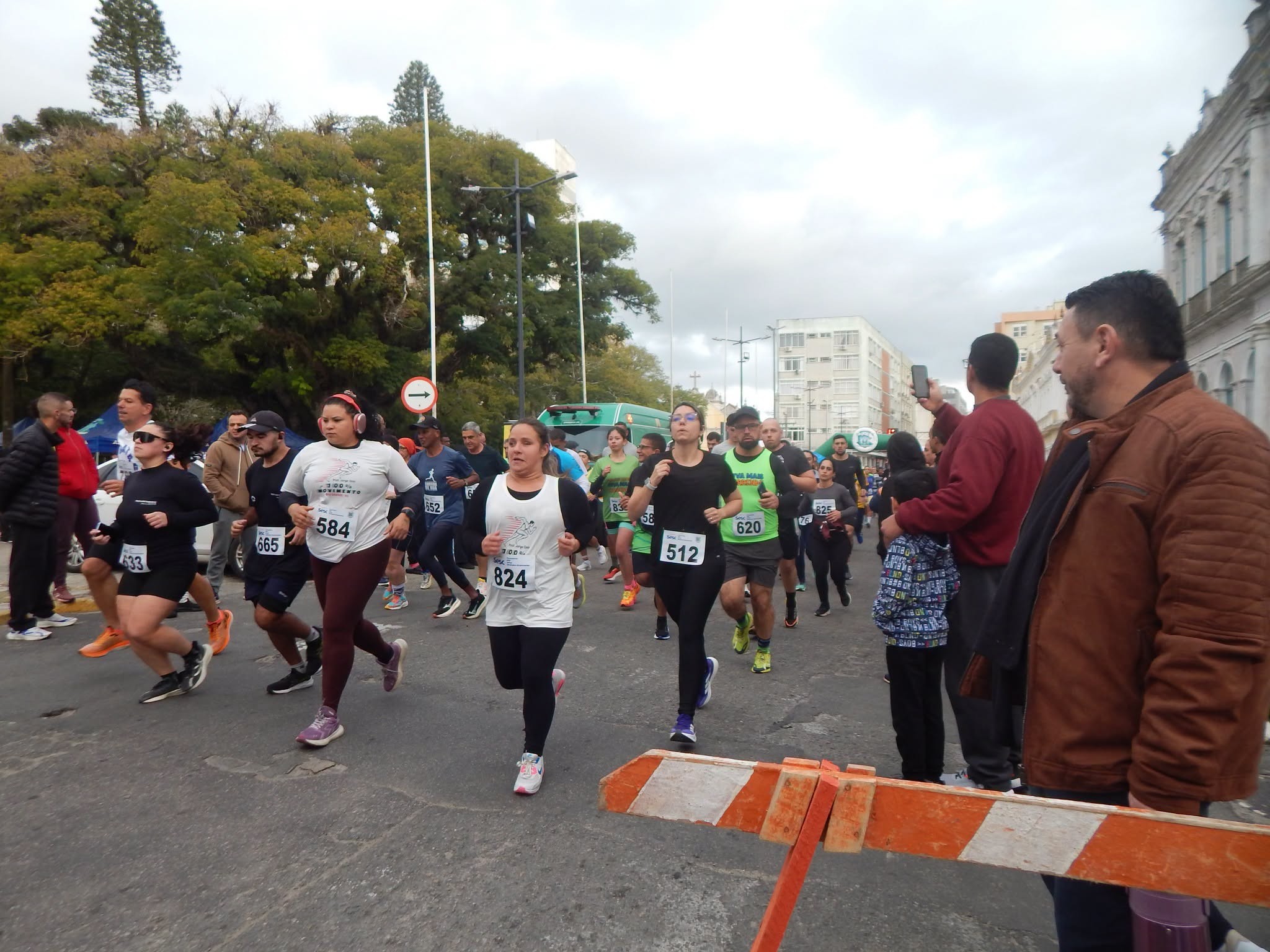 Corrida de Inverno reúne atletas para tarde esportiva, em Rio Grande