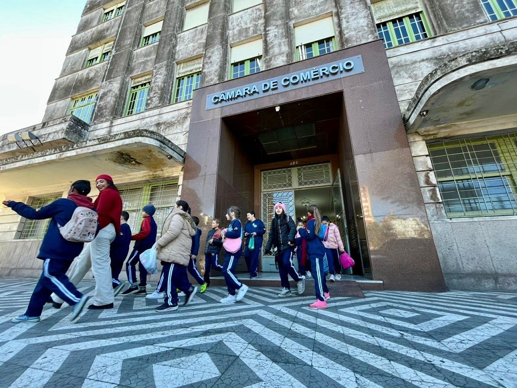 Estudantes do I.E.E. Juvenal Miller visitam Câmara de Comércio 