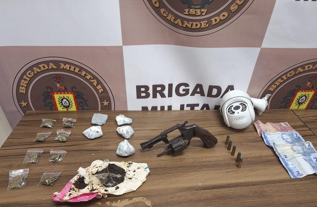 Casal é preso por porte ilegal de arma e tráfico de drogas, no bairro Santa Tereza