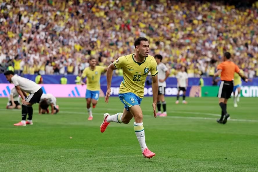 Gol nos acréscimos leva o Brasil às oitavas de final da Copa do Mundo