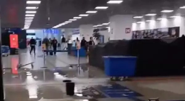 Rompimento de tubulação causa queda de parte do teto do aeroporto Sagado Filho, em Porto Alegre