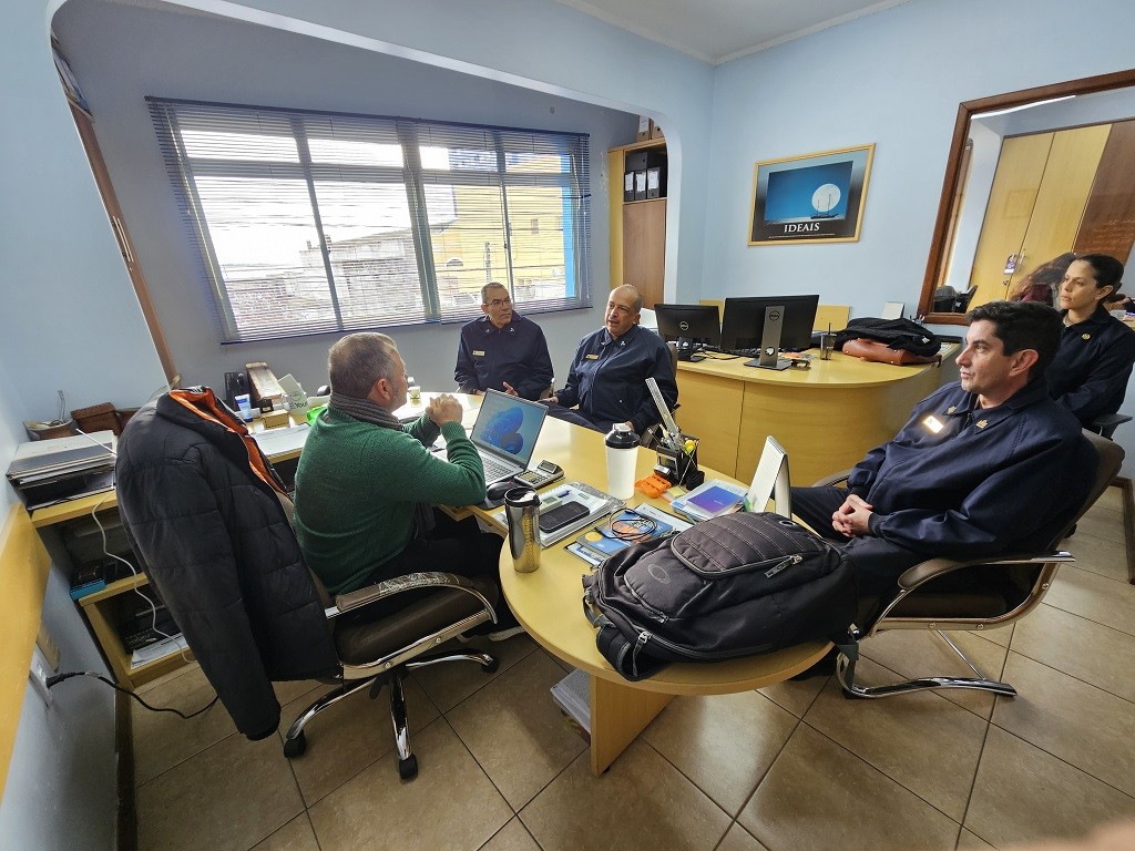 Comandante do 5º Distrito Naval e do Centro de Comunicação Estratégica da Marinha visitam o Grupo Oceano