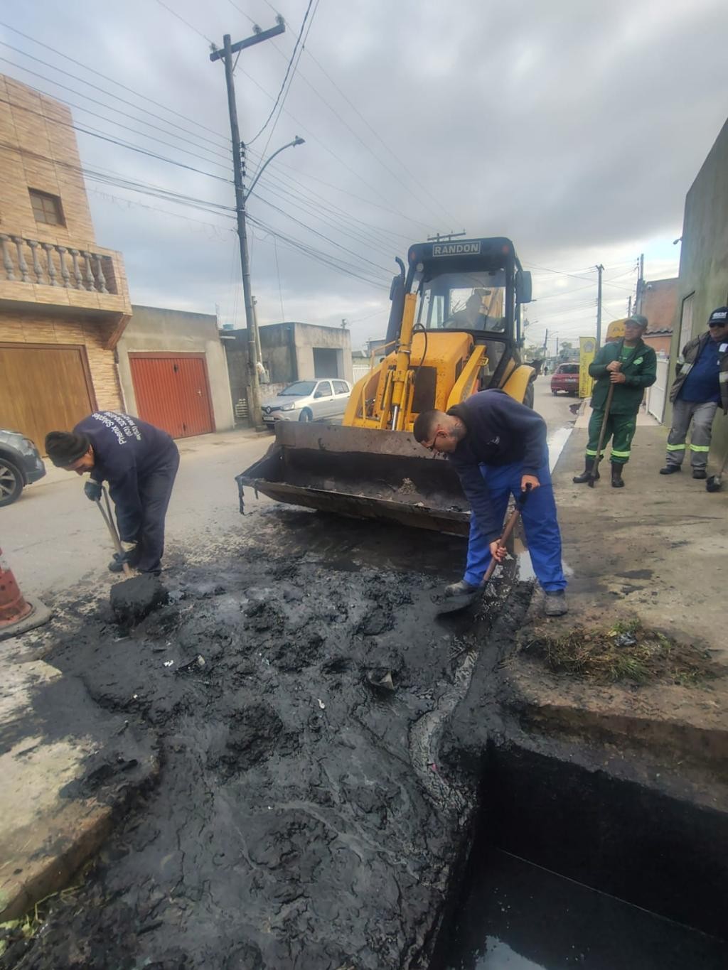 Serviços de limpeza de bocas de lobo reforçam prevenção a alagamentos em Rio Grande