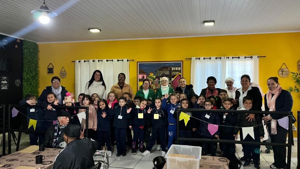 Projeto 'Mãos que Acolhem' leva estudantes para experiência de convivência com idosos