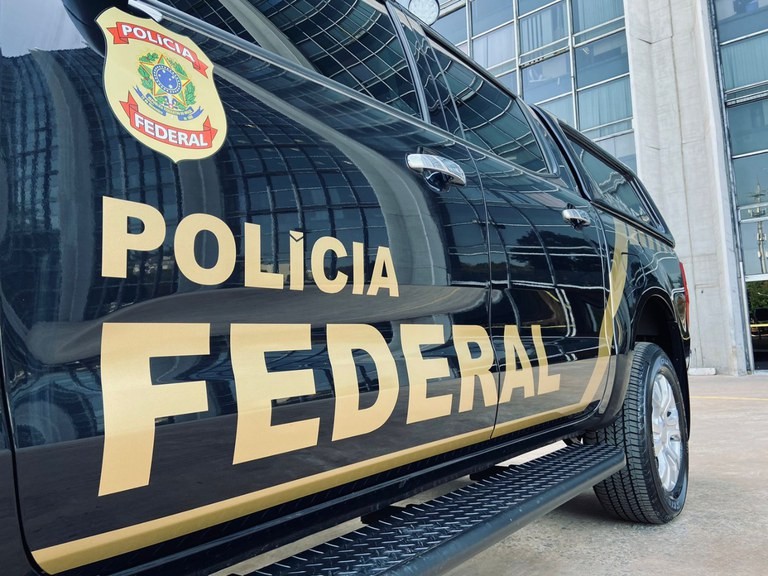 Arma registrada em nome do ex-presidente Jair Bolsonaro é entregue à PF, em Caxias do Sul
