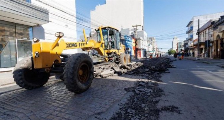 Prefeitura de Pelotas retira asfalto em condição precária do Centro Histórico e manterá paralelepípedo