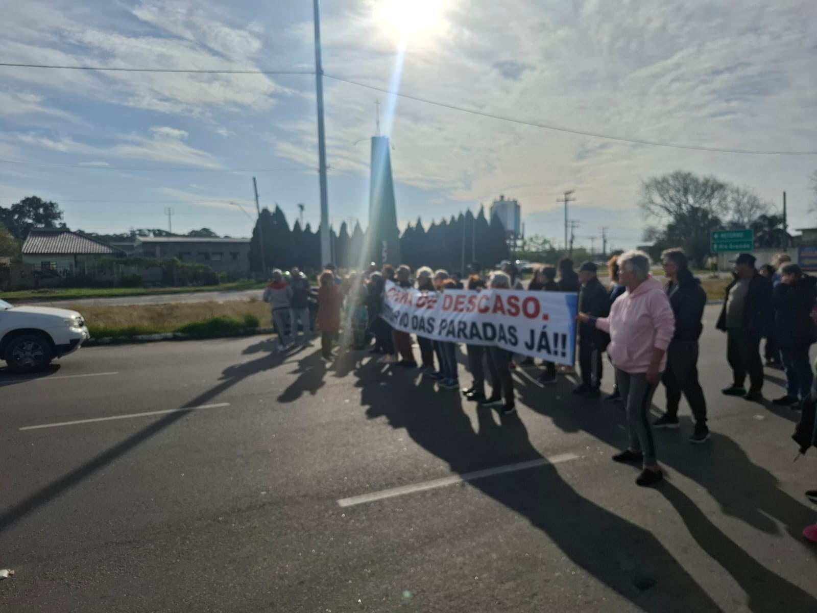 Moradores do Condomínio Waldemar Duarte realizaram protesto e cobram retorno das paradas de ônibus