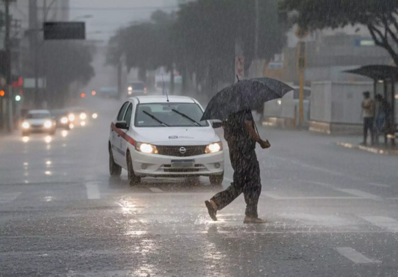 Defesa Civil reclassifica alerta, mas mantém vigilância diante da previsão de chuva intensa