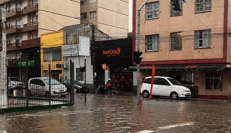 Vias alagadas em Pelotas fazem motoristas redobrar a atenção nesta segunda-feira