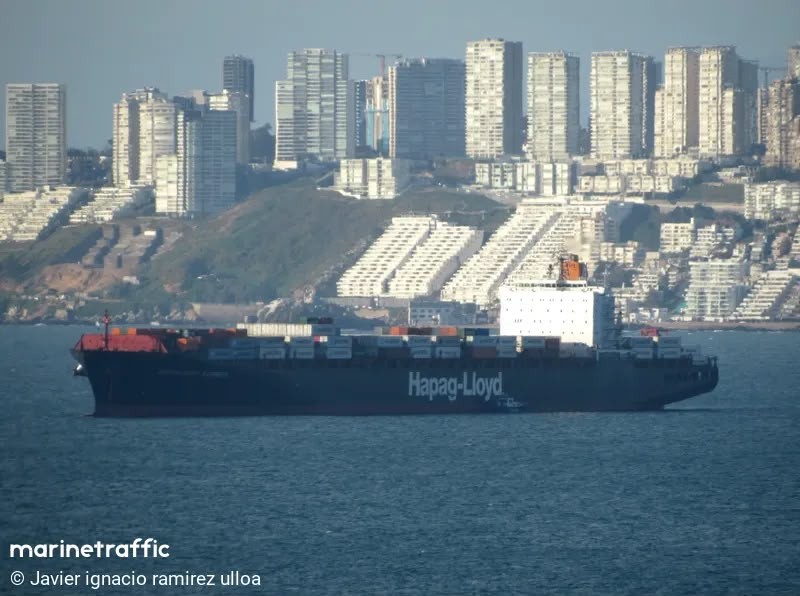 Navio Düsseldorf Express sai da rota durante manobra na Barra do Porto do Rio Grande