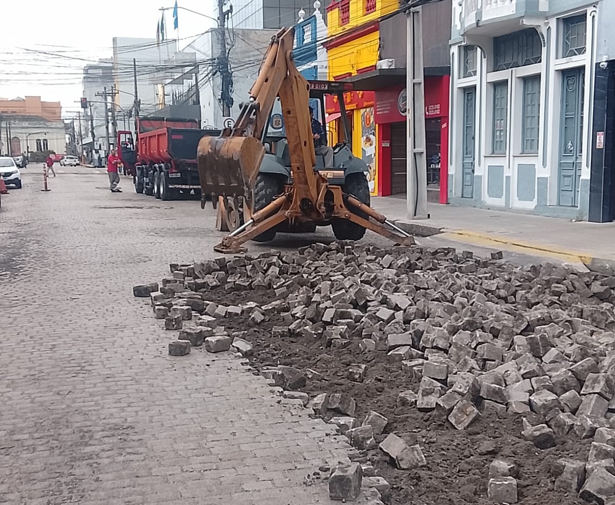 Calçamento da rua Lobo da Costa, em Pelotas, começa a ser recuperado