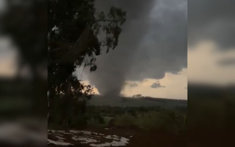 Tornado atinge a cidade de Giruá nesta terça-feira (28)