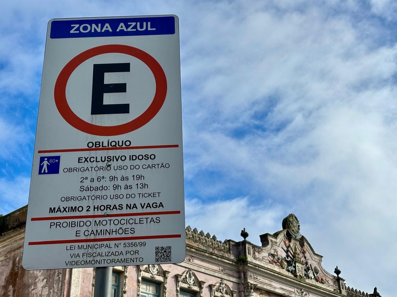 Quem tem direito e quais são as vagas especiais de estacionamento no Rio Grande