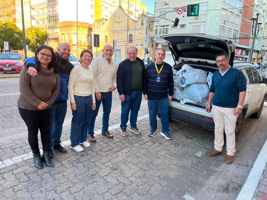 Prefeitura recebe doação de cobertores de funcionários do BB para Campanha do Agasalho