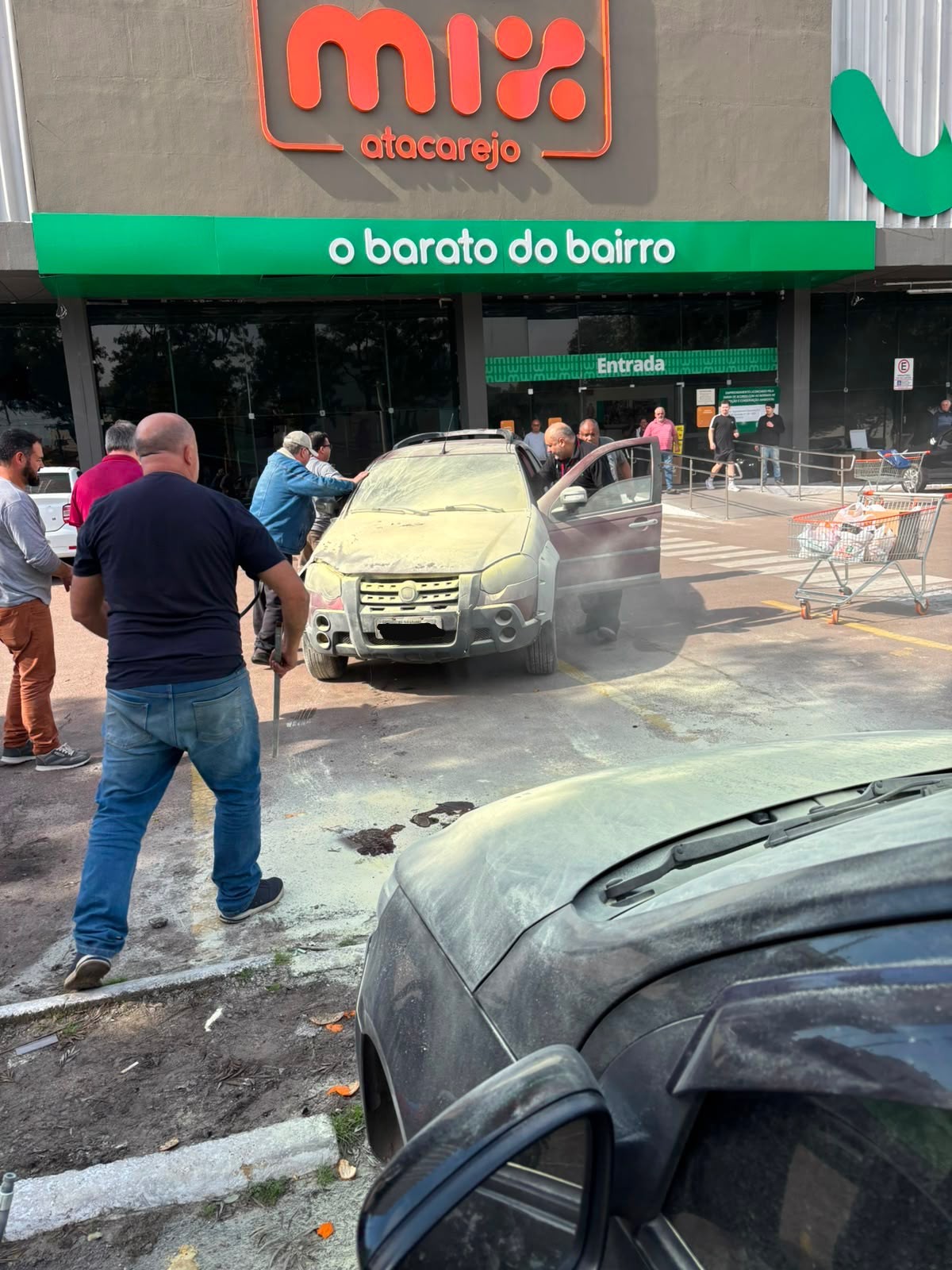 Carro pega fogo no estacionamento do supermercado GBMix