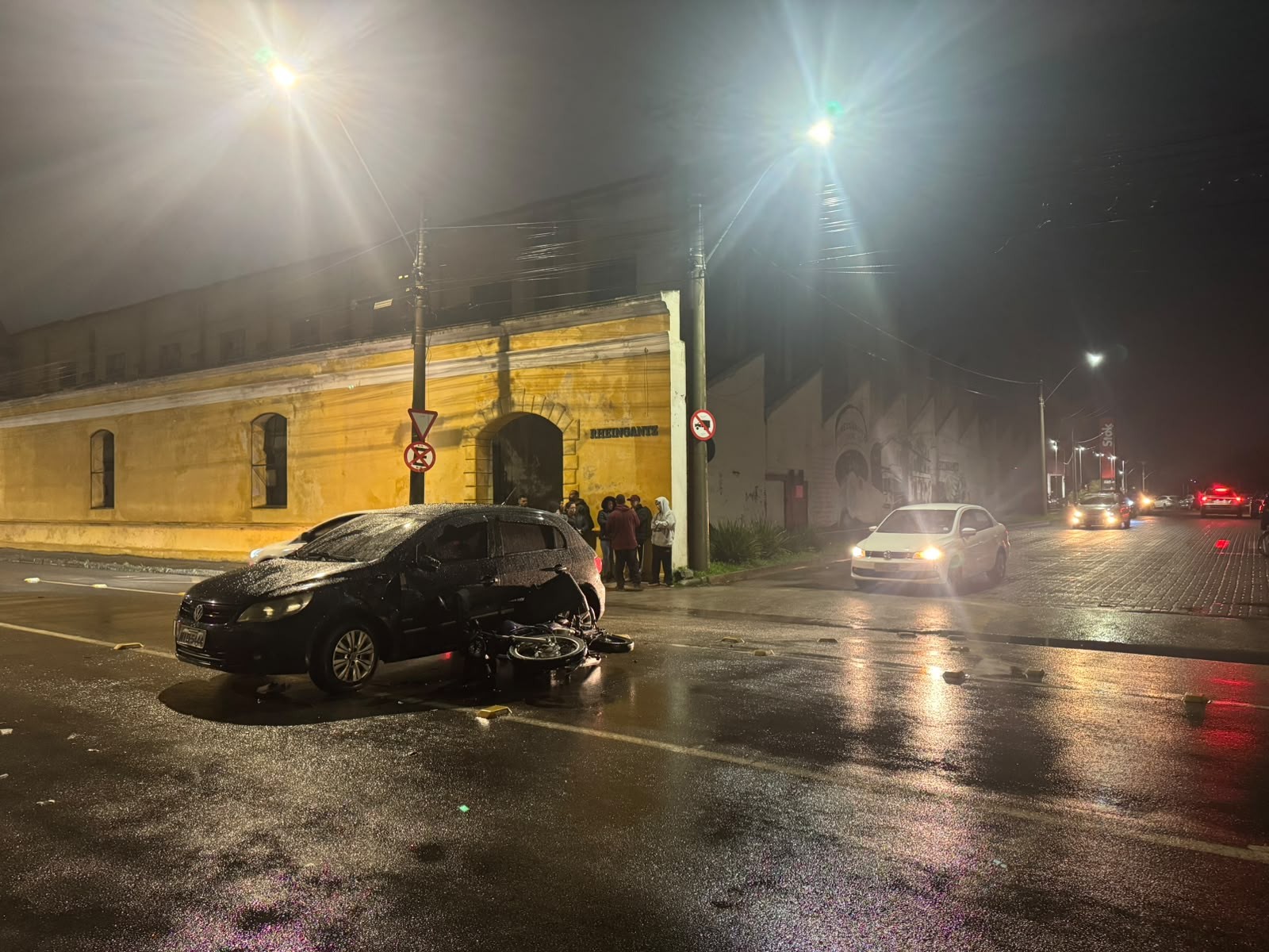 Acidente entre carro e moto na saída do StockCenter deixa motociclista ferido