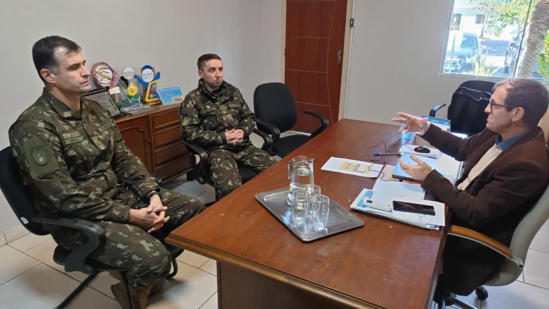 Prefeito de São José do Norte recebe representantes do 6º GAC para reunião institucional